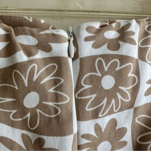 Love on a Hanger • Mod Floral Mini Skirt - Picture 5 of 7